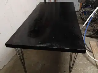 Sort bord – stabilt og anvendeligt 🖤
