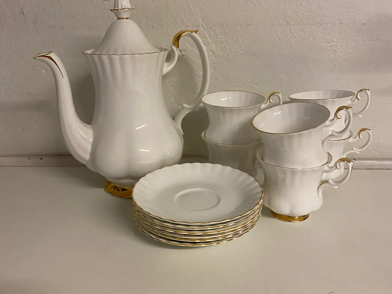 Billede 1 - Porcelæn kaffekande og kopper med underkopper