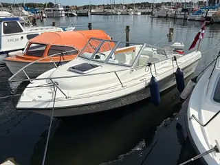Champion 542 Explorer, med 115 HK 4 takt og traile