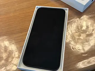 iPhone 16e 128 GB – Meget pæn og velholdt