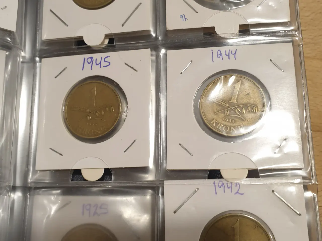 Billede 4 - Numis Bog med 1 Kroner