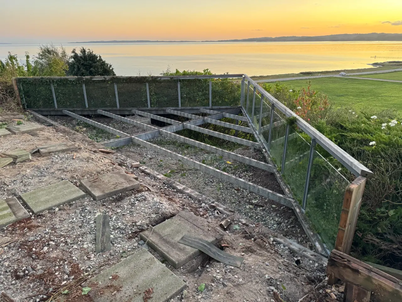 Billede 1 - Terrasse i galvaniseret stål med glas sider