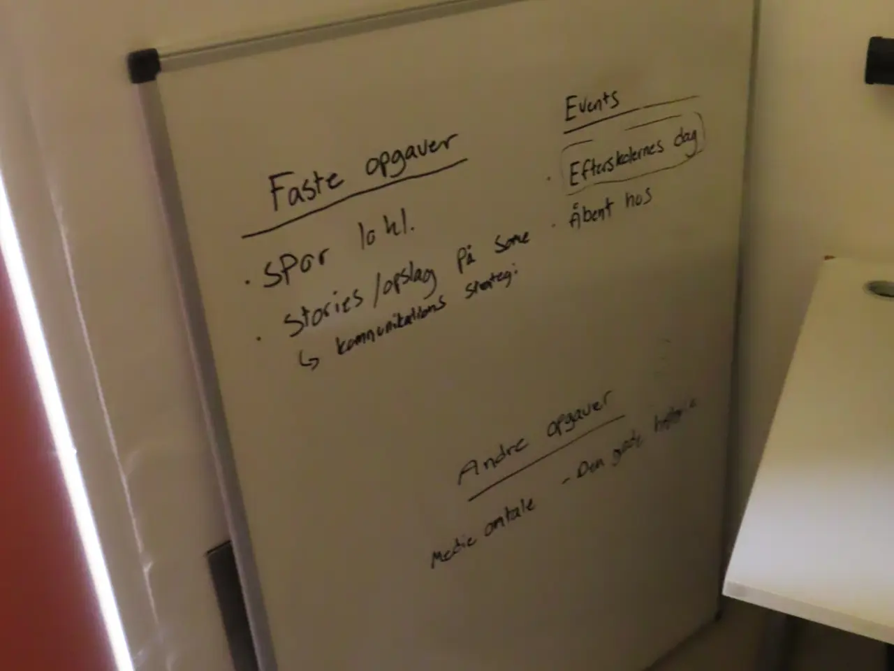 Billede 2 - Indhold i rum af diverse borde, stole & seng mv.