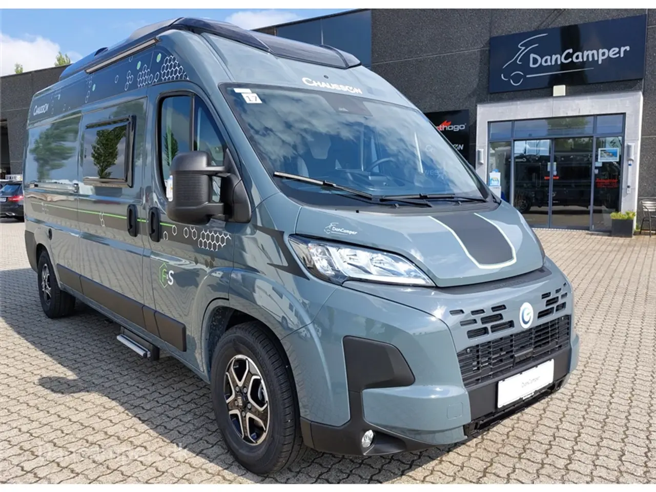 Billede 2 - 2025 - Chausson F&S Line    TILBUDSPRIS kr. 931.800,- SPAR kr. 21.600,- Van som familiecamper med 5 selepladser, pop-up og masser af sovepladser på kun 5,99 m længde.