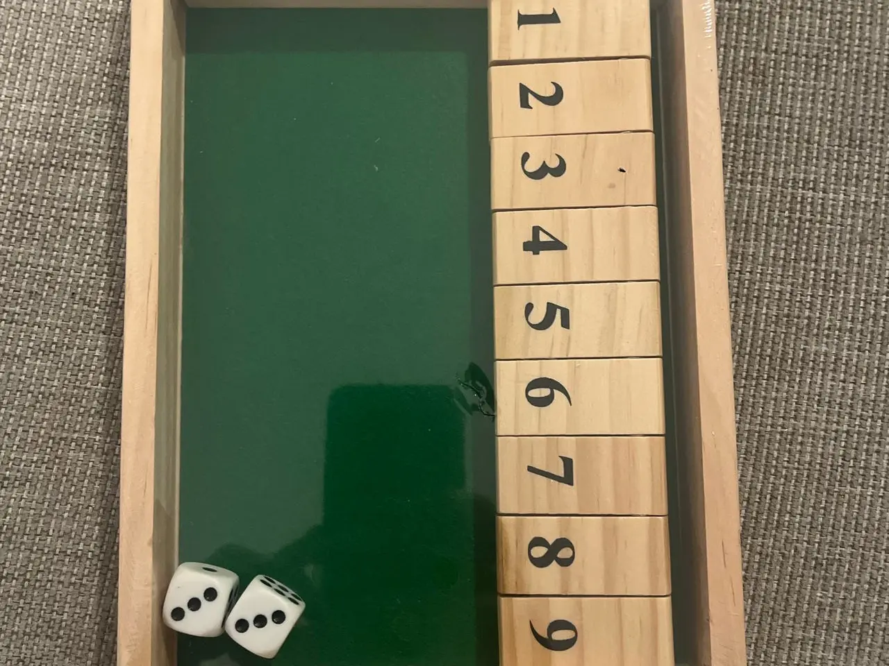 Billede 1 - Shut the box Træspil med terninger og nummererede brikker