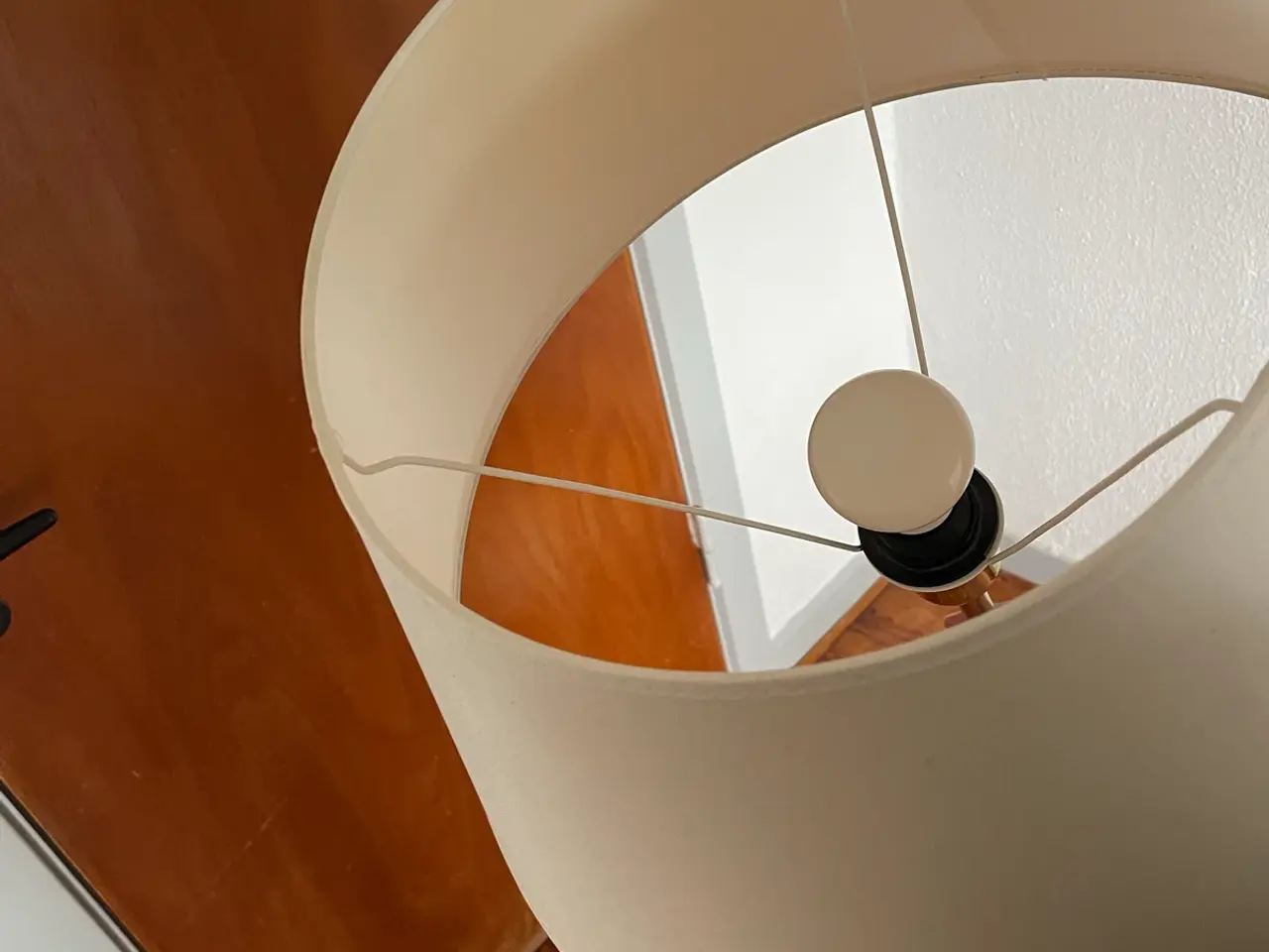 Billede 2 - Gulvlampe i guld og hvid