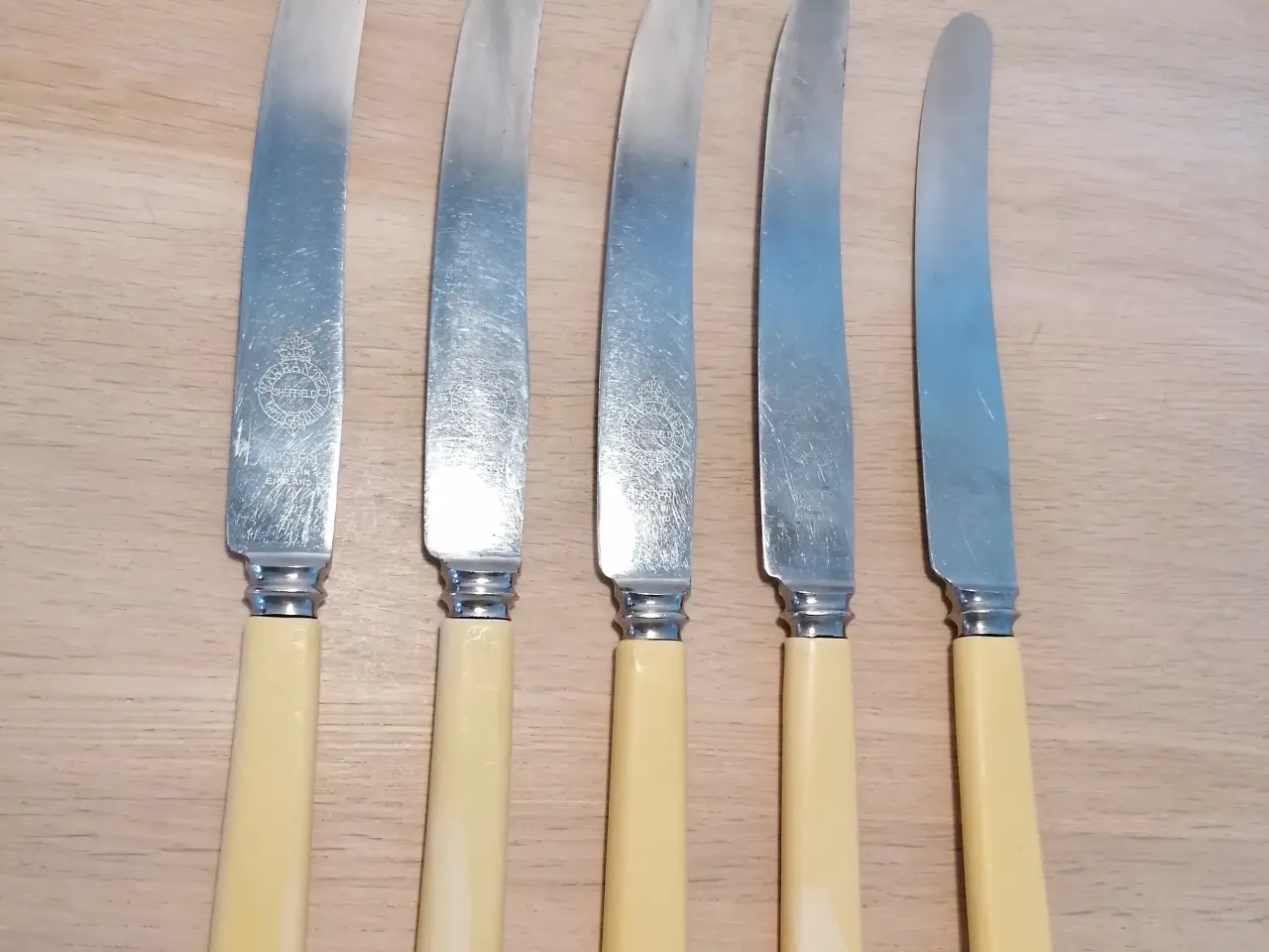 Billede 1 - Ældre Engelske bestik knive (ben look) 5 stk.