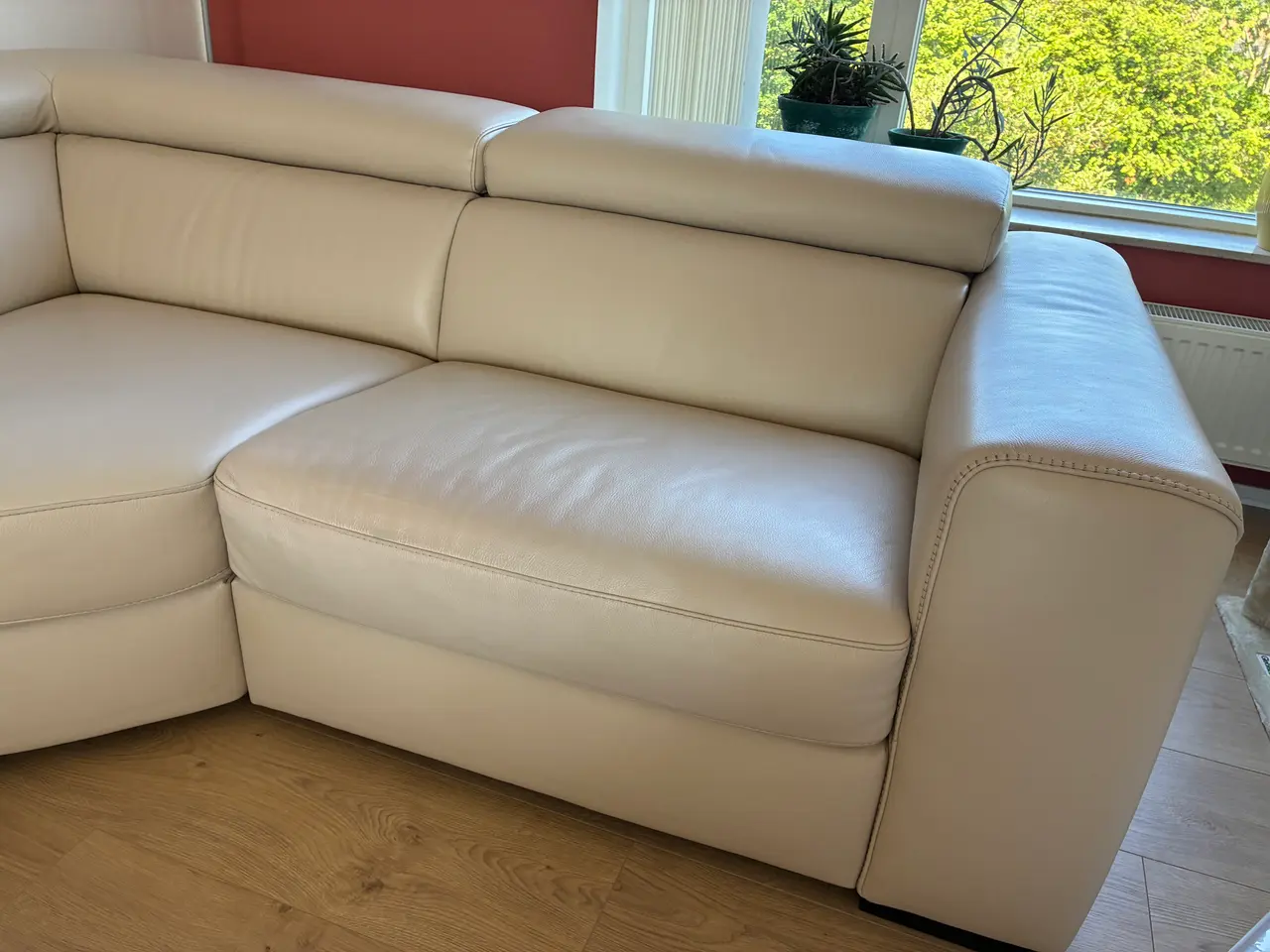 Billede 8 - Hjørnesofa i lyst læder.