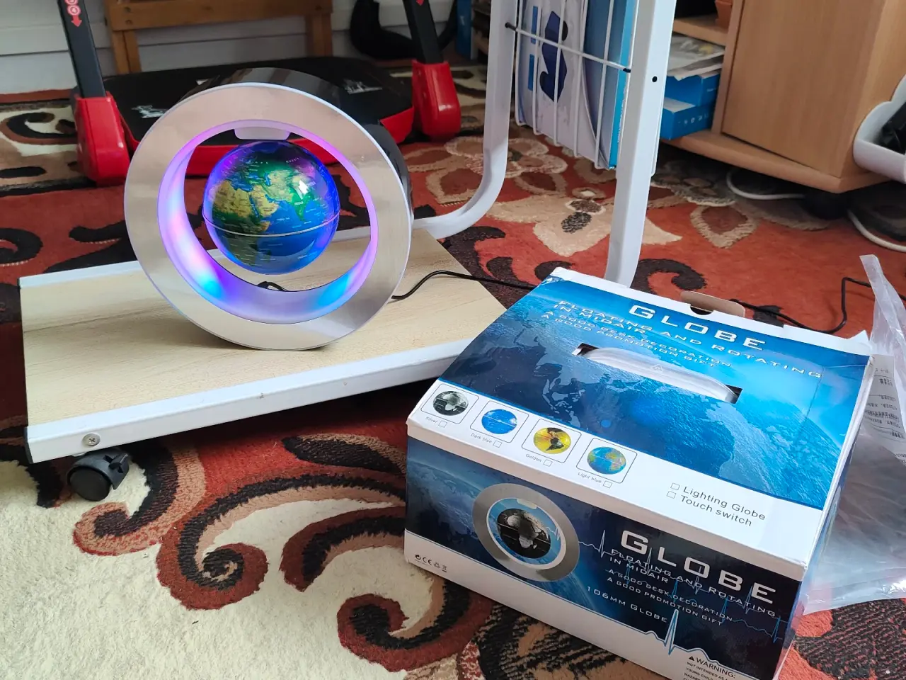 Billede 4 - Globe svæver og roterer i luften