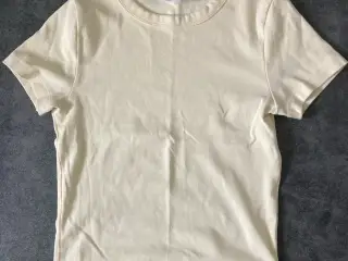 Gul T-shirt i str. S fra Gina Tricot