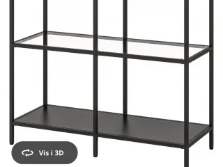 Sort reol fra IKEA med Hylder