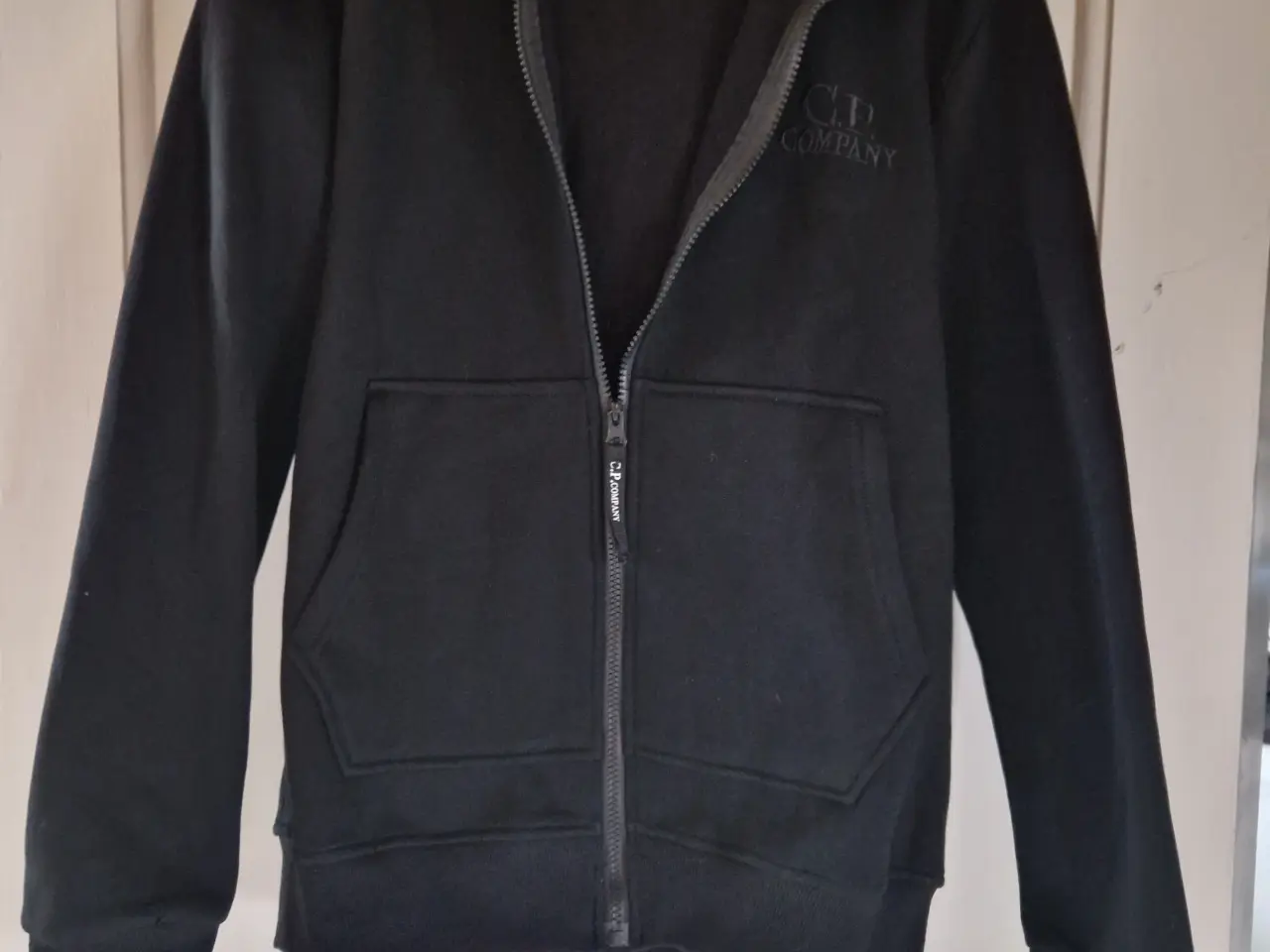 Billede 1 - C.P. Company hoodie med goggles str M sort