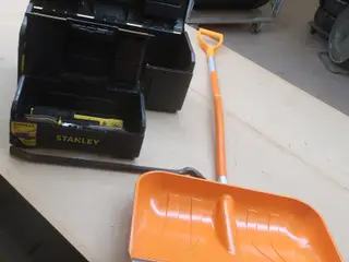 2 kasser med værktøj og sneskovl