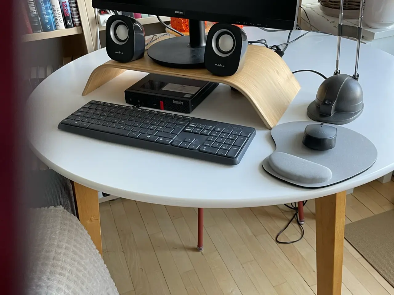 Billede 2 - Rundt spisebord med hvid plade og ben i træ
