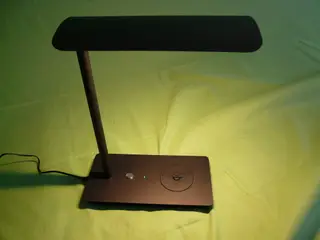 Smart bordlampe med tre lysstyrker og mobiloplader