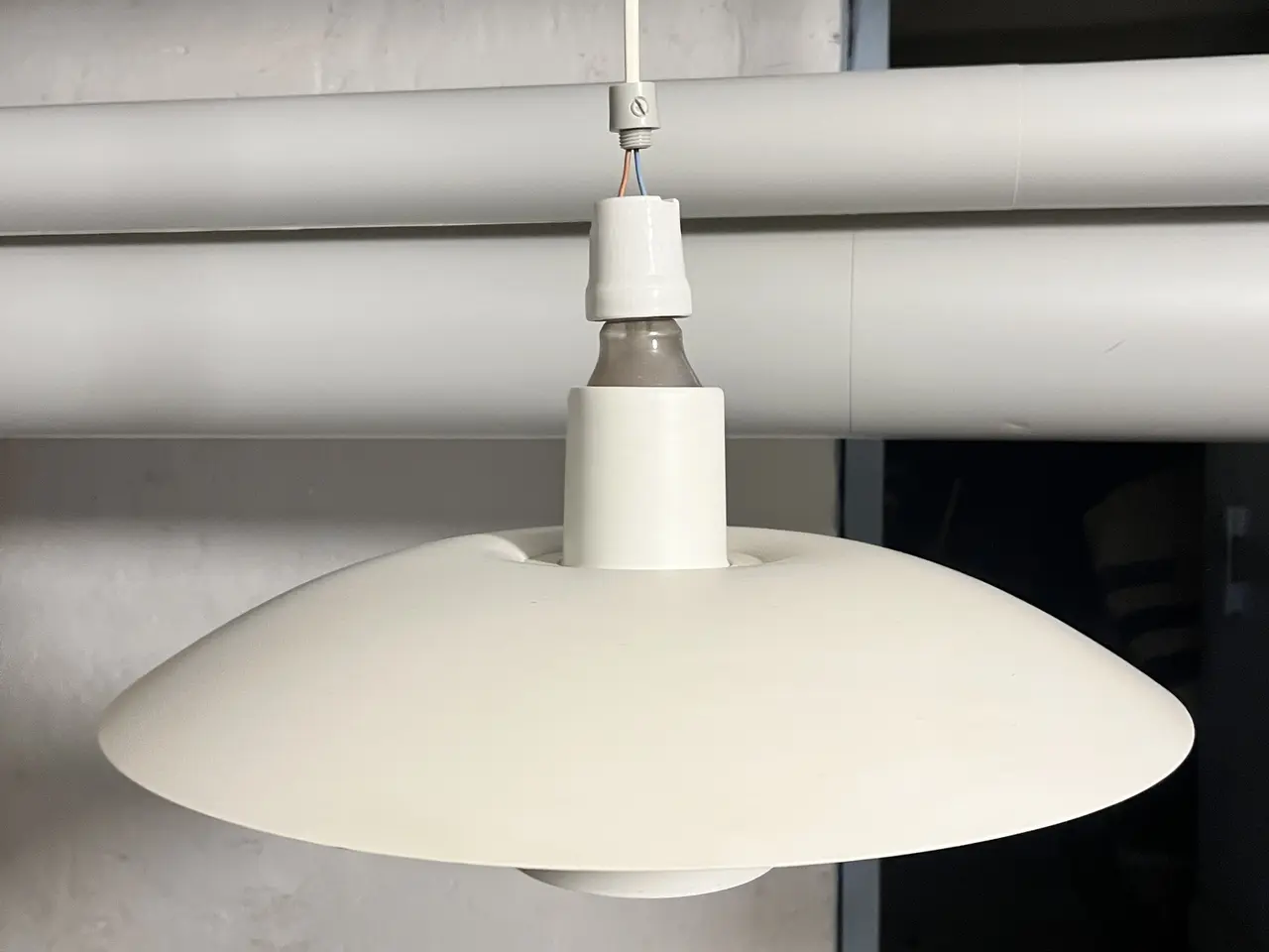 Billede 1 - Stor hvid pendel Ø 42 cm – ophæng skal repareres