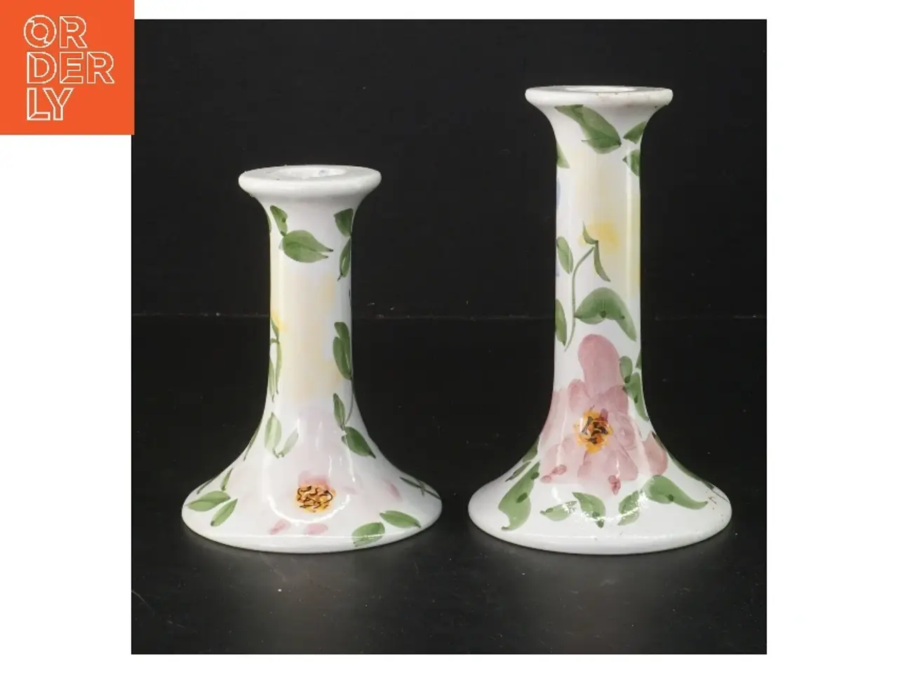 Billede 1 - Sæt af lysestager med blomsterdesign (str. 13 og 15,5 cm)