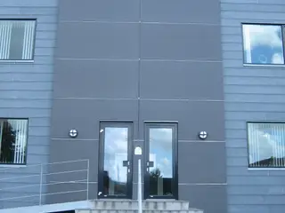 Nyrenoverede kontorlokaler og fleksible logistik-/produktionshaller med god loftshøjde