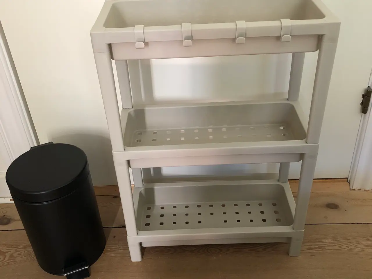 Billede 2 - Hylde, pedalspand og gulv reol.