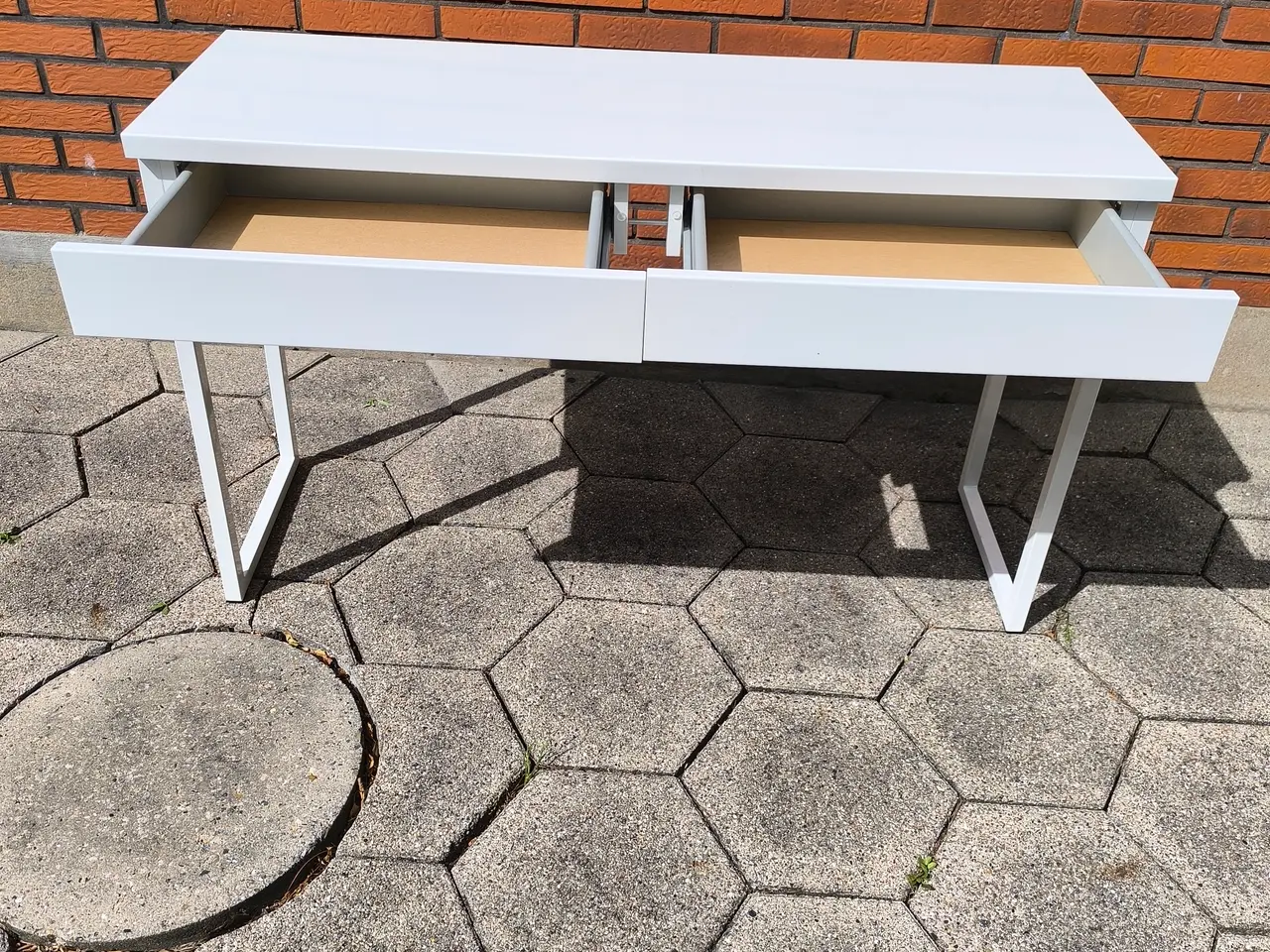 Billede 2 - Skrivebord med 2 skuffer.