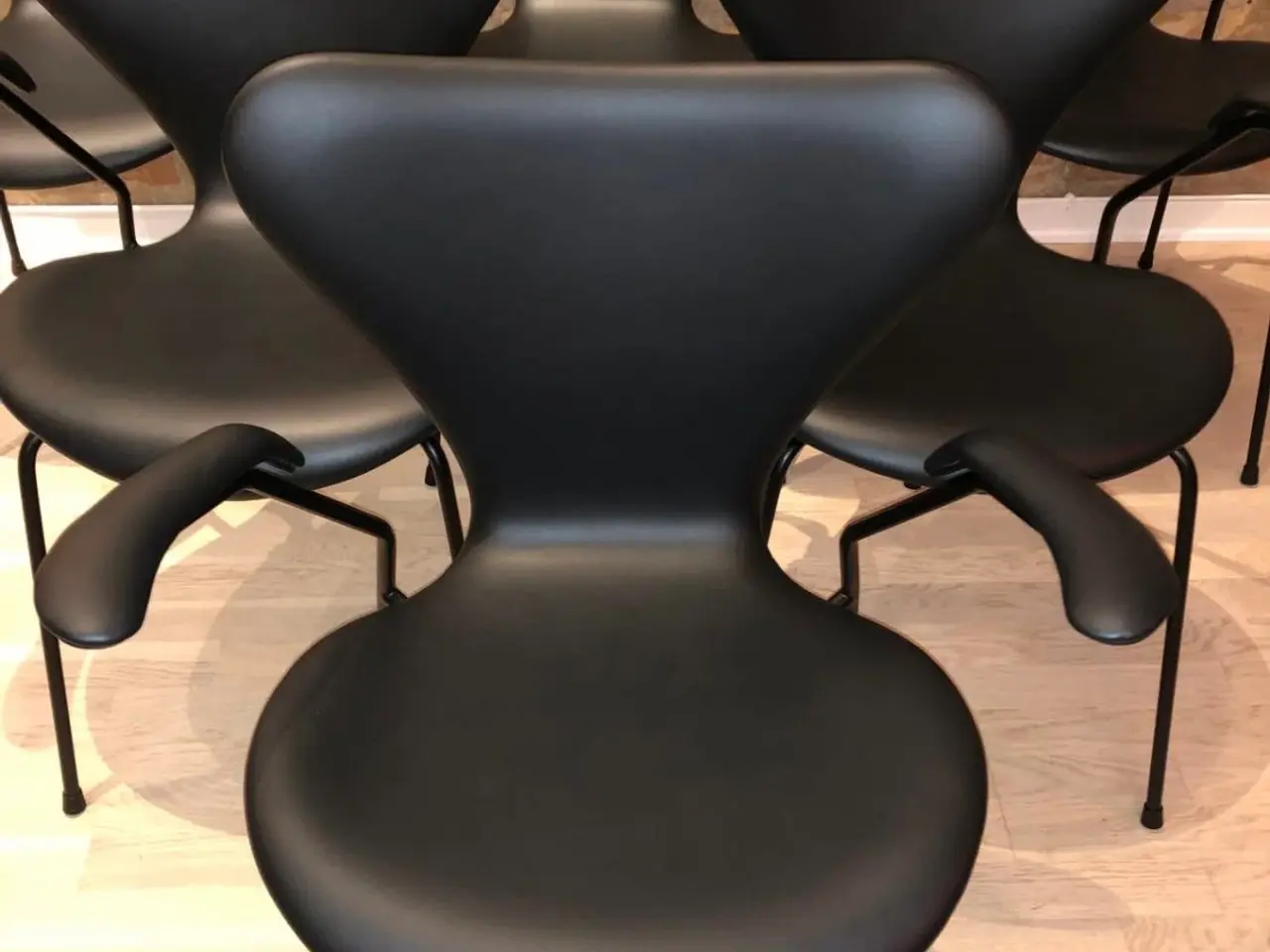 Billede 7 - Arne Jacobsen 3207 syver armstol - stolesæt