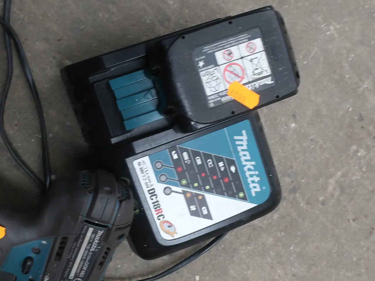 Billede 4 - Skruemaskine samt lader og 2 stk. batterier MAKITA