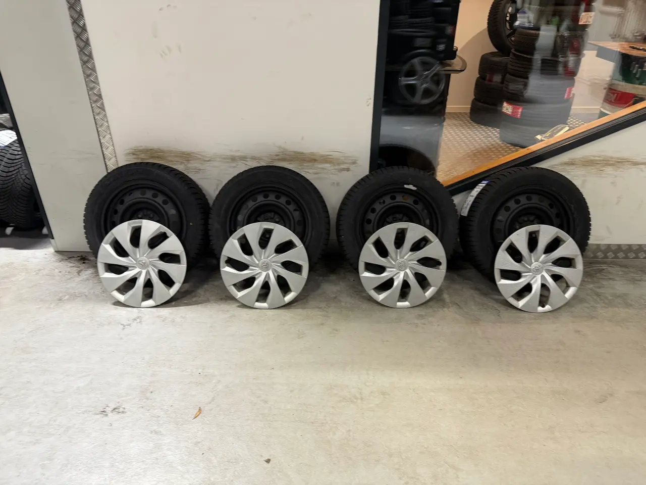 Billede 1 - 16” Toyota stålfælge med nye Landsail vinterdæk