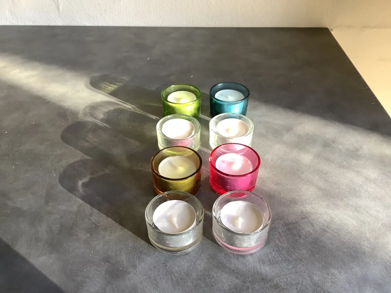 Billede 2 - 8 små fyrfadsstager i farvede glas 