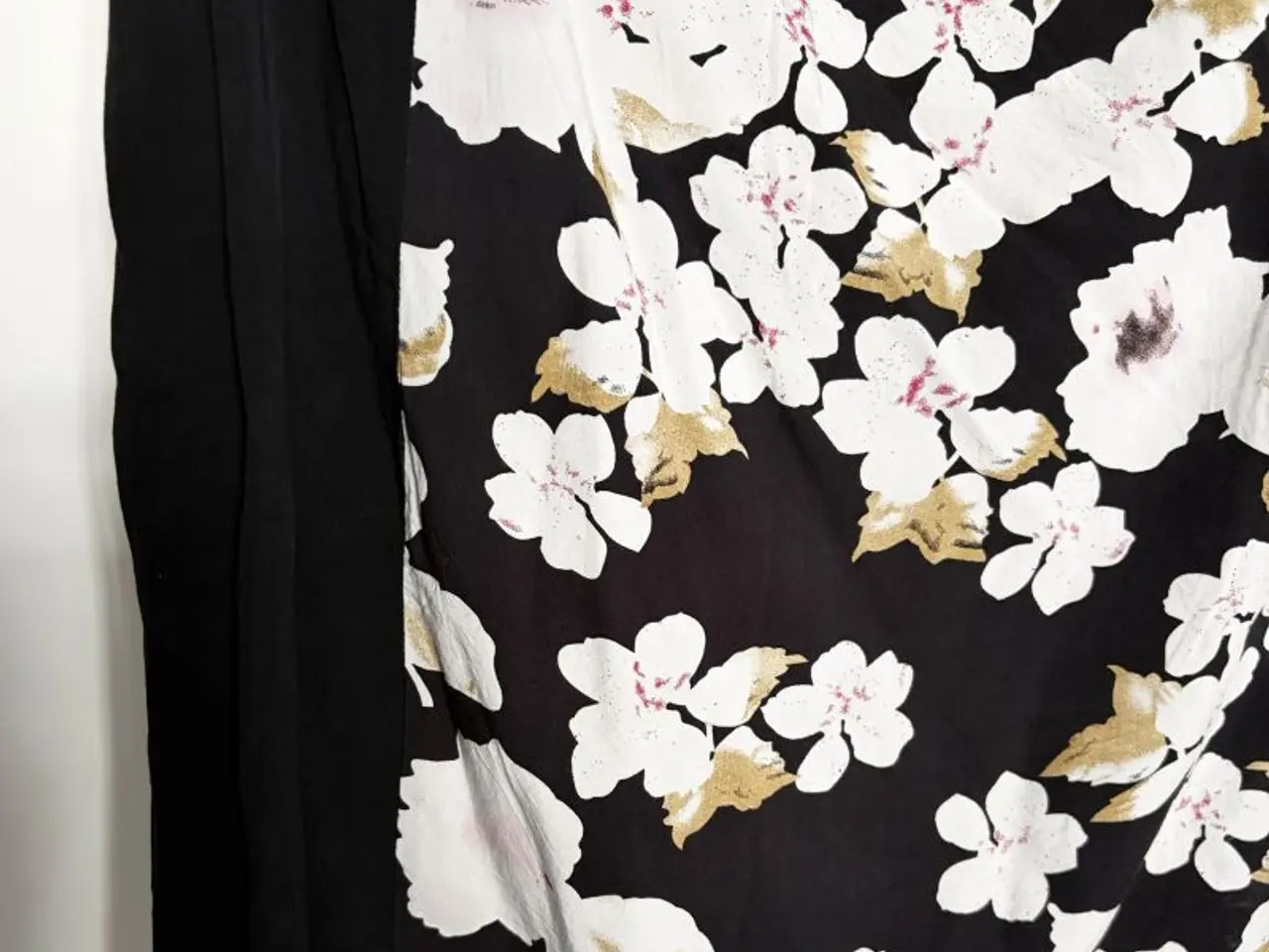 Billede 3 - Slankende sommerkjole i let viscose. Saint Tropez.