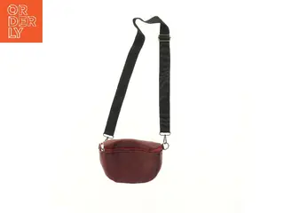 Rød bæltetaske med strop (str. 17x7x24 cm)