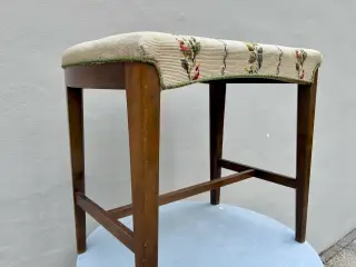 1960’er skammel med håndbroderet sæde