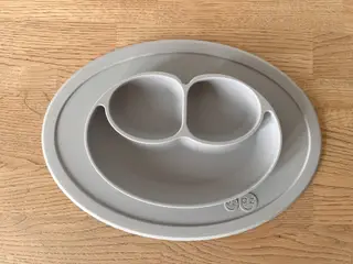 SOM NY - Grå EzPz Happy Mat silikone tallerken