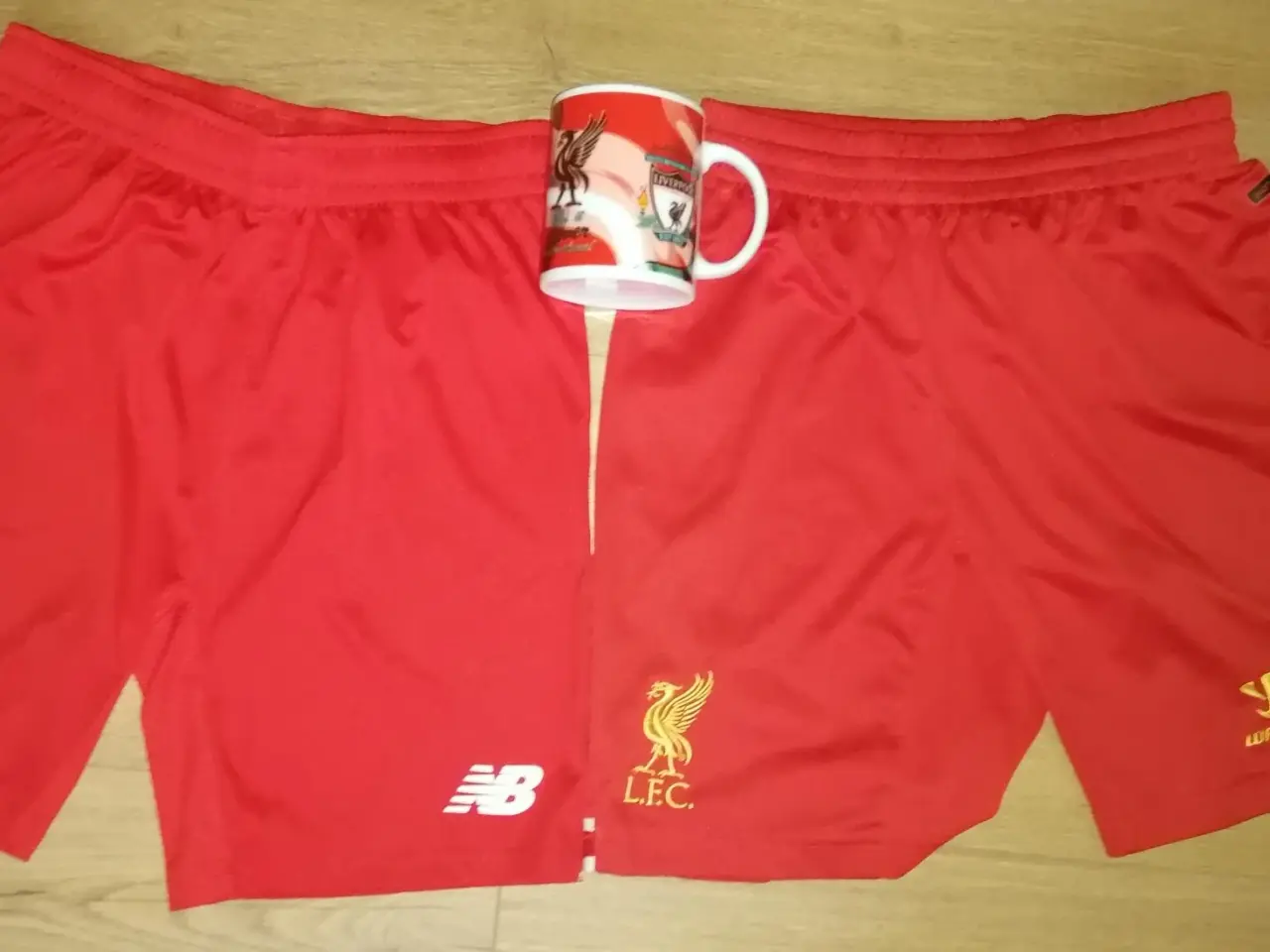 Billede 1 - 2 PAR LIVERPOOL F.C. SHORTS OG FAN KRUS