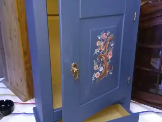 Blå malet tobaksskab