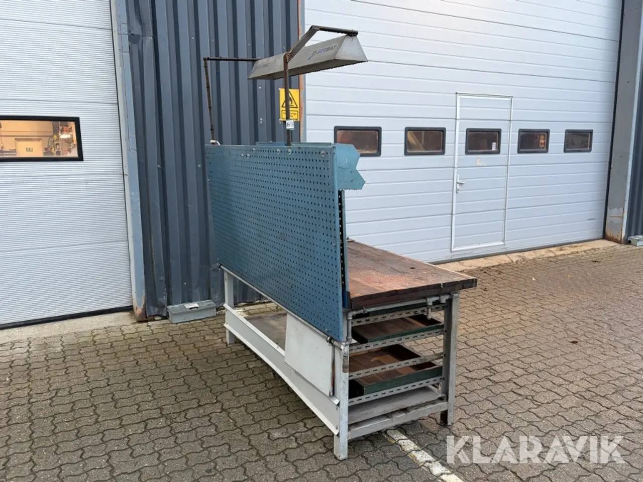 Billede 5 - Arbejdsbord med skuffer og lampe