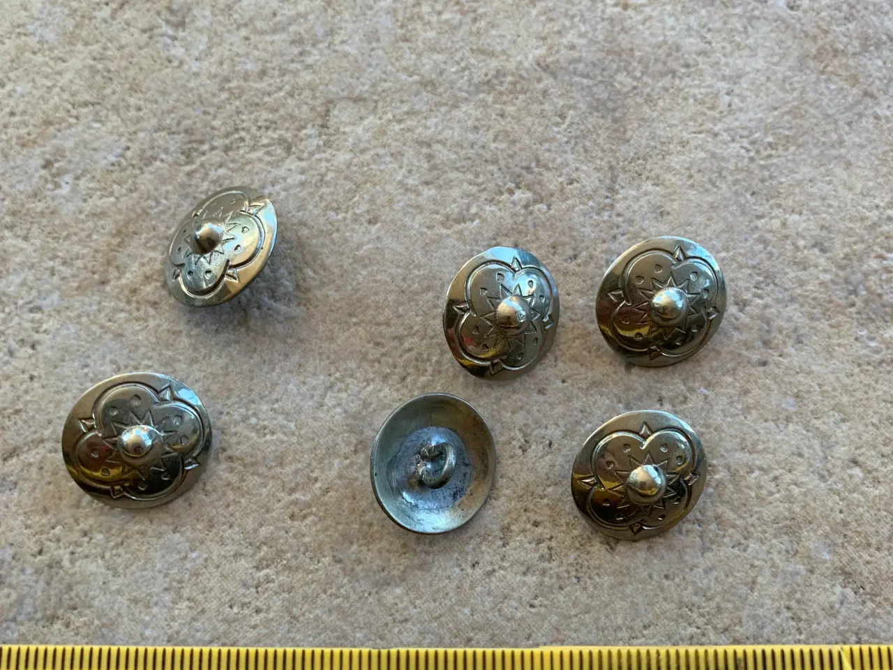 Billede 1 - Knapper 6 stk brugte metal look