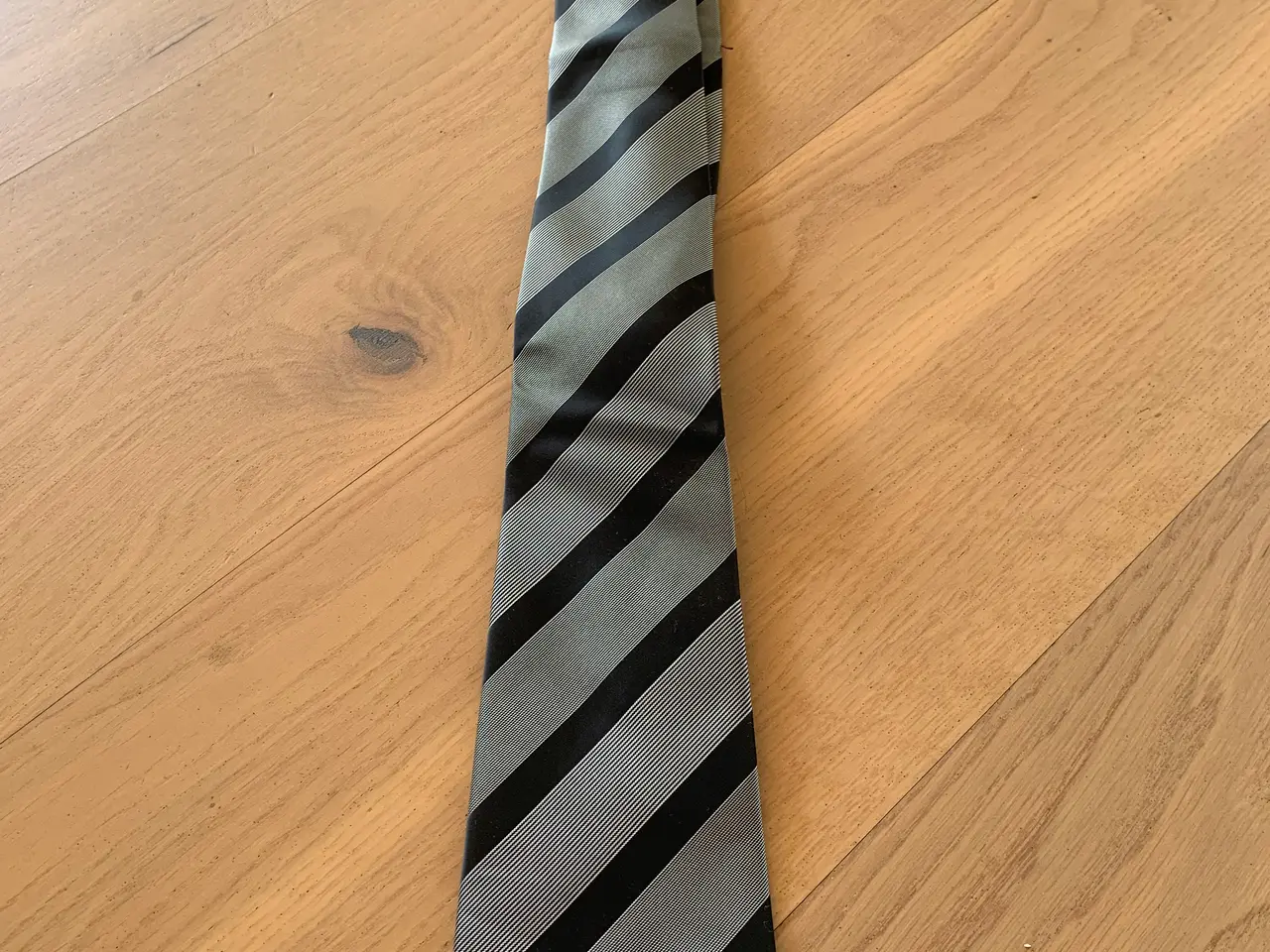 Billede 1 - Elegant slips sort/grå som ny
