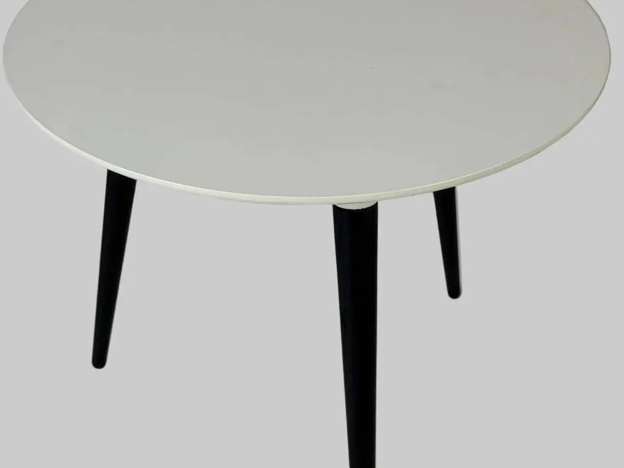 Billede 4 - Fredericia Furniture Icicle Sofabord – Hvid med Sort Stel Ø50 cm