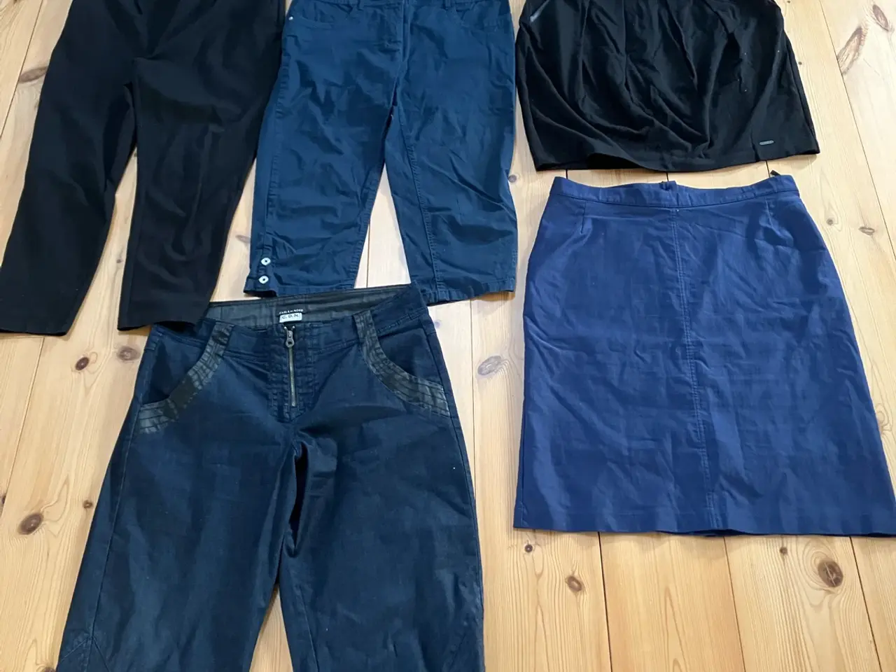 Billede 9 - Shorts, capri, nederdele str. 42