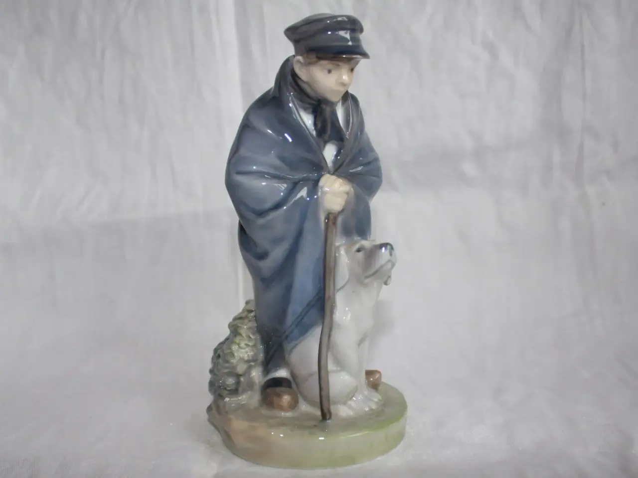Billede 1 - Hyrde med hund. Figur fra Royal Copenhagen
