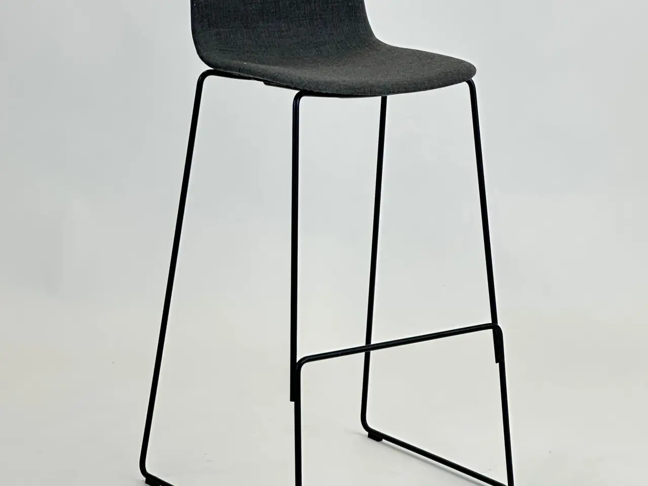 Billede 1 - Fredericia Furniture Pato Sledge Barstol – Mørkegrå med Sort Stel SH 80 cm
