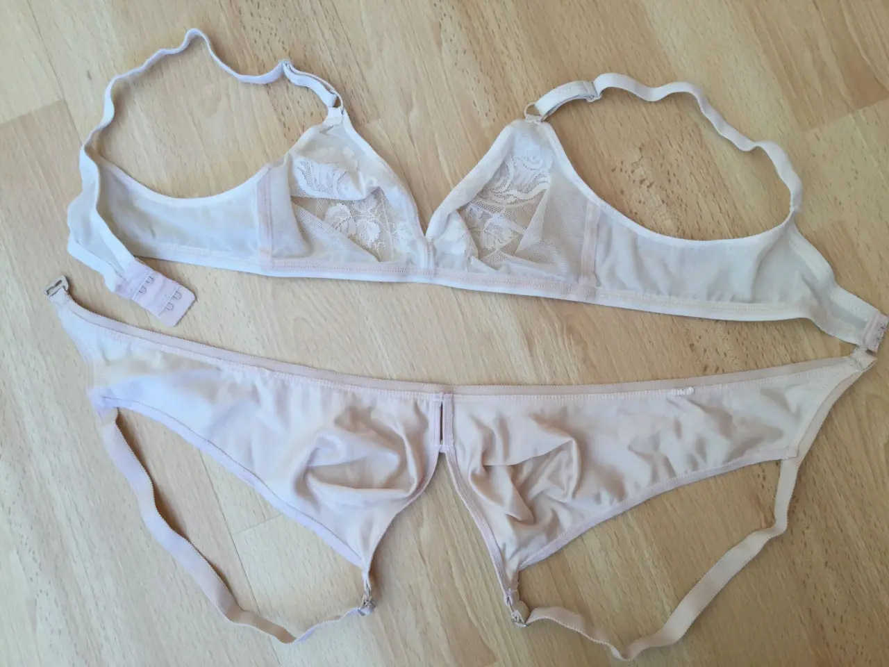 Billede 3 - 2 Triumph  BH  str. 36 / 38 - ialt 60 kr.
