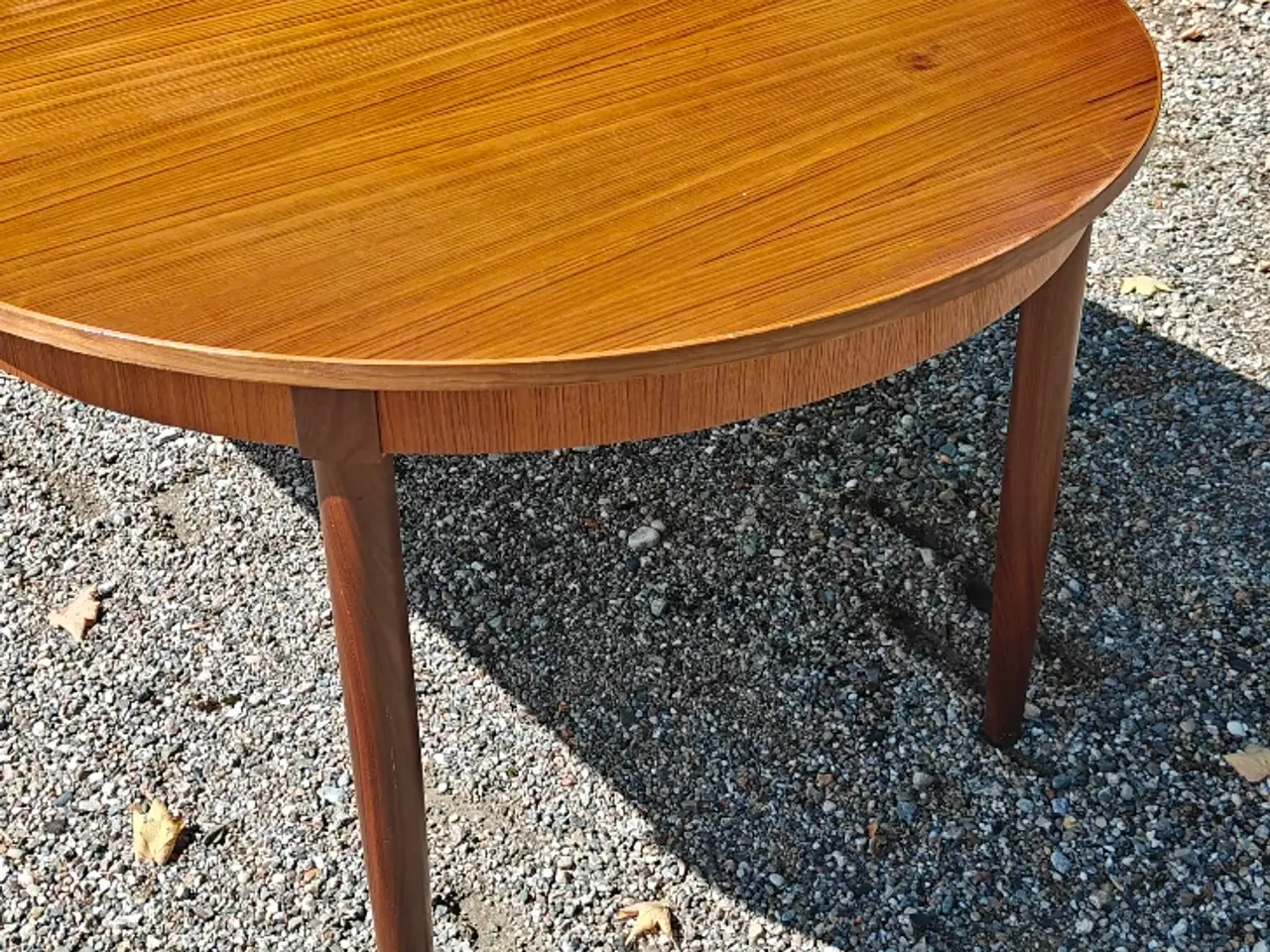 Billede 4 - Rundt teak spisebord m. 2 tillægsplader