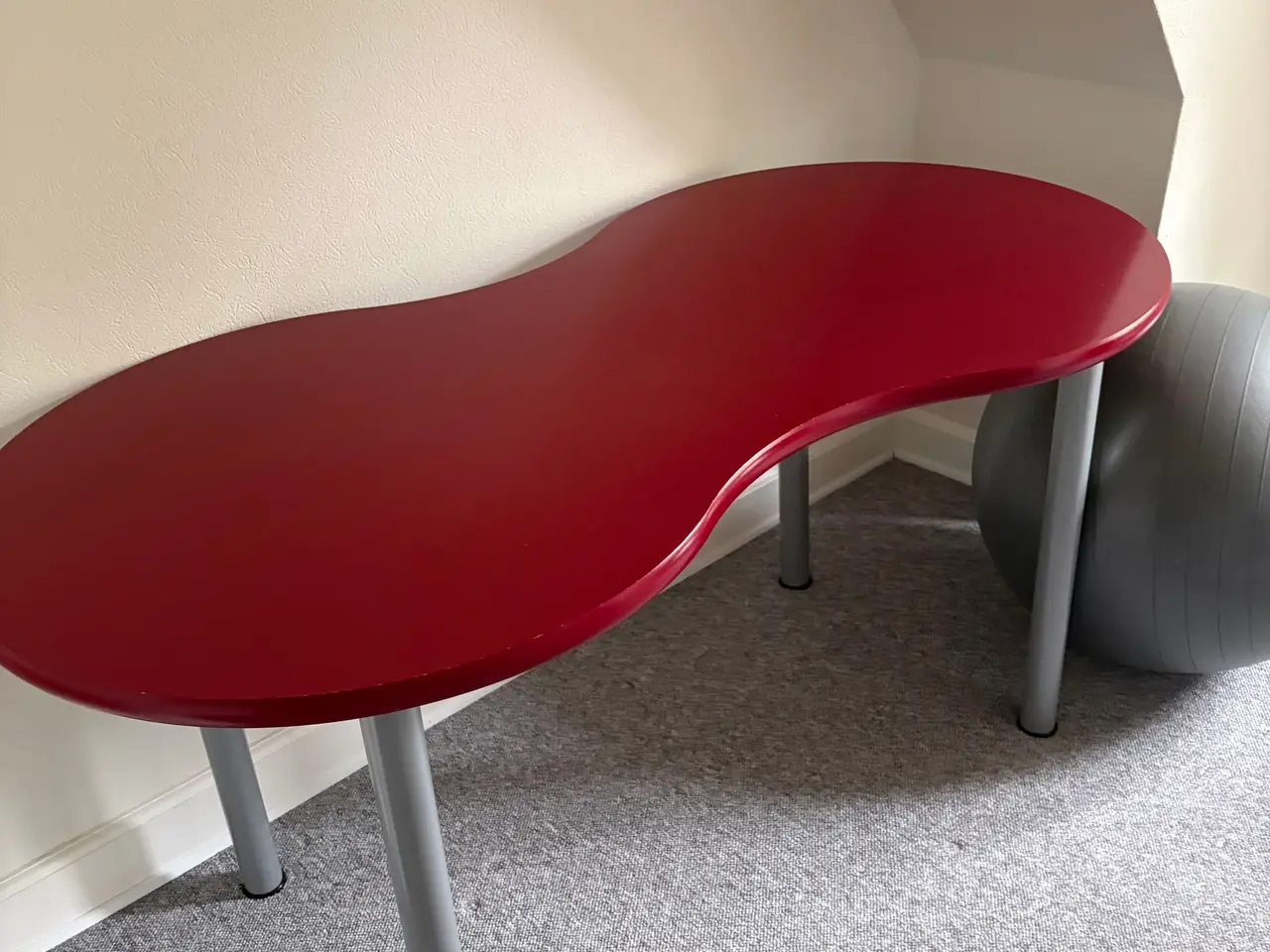 Billede 1 - Skrivebord i flot bordeaux farve