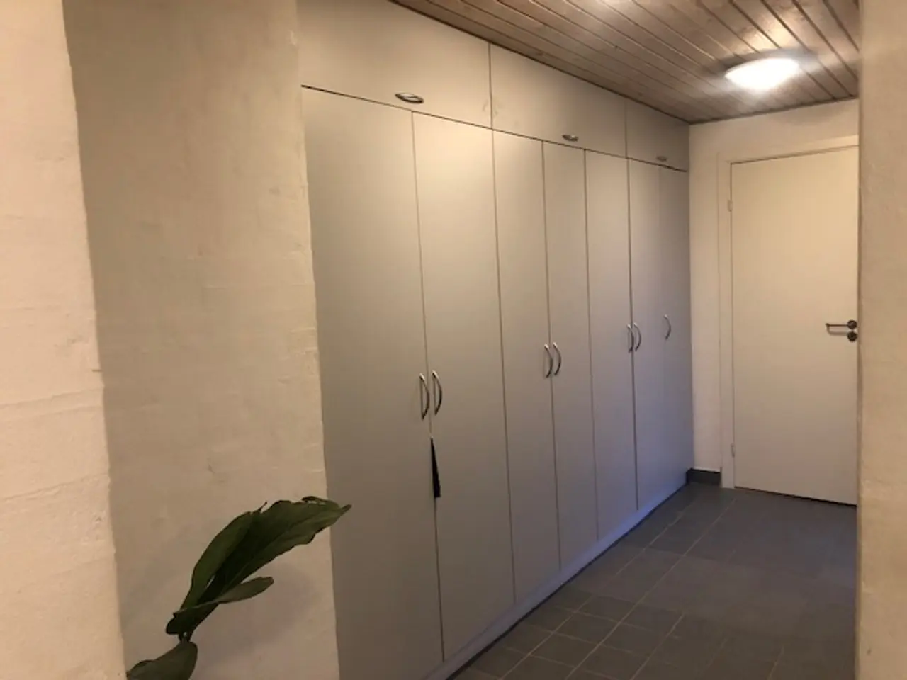 Billede 1 - Garderobeskab , Grå skabslåger 1500kr