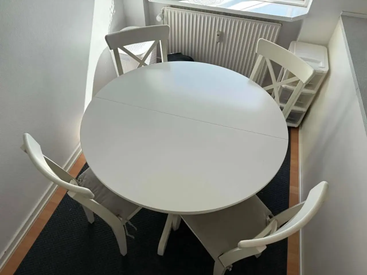 Billede 1 - Rundt spisebord med 4 stole