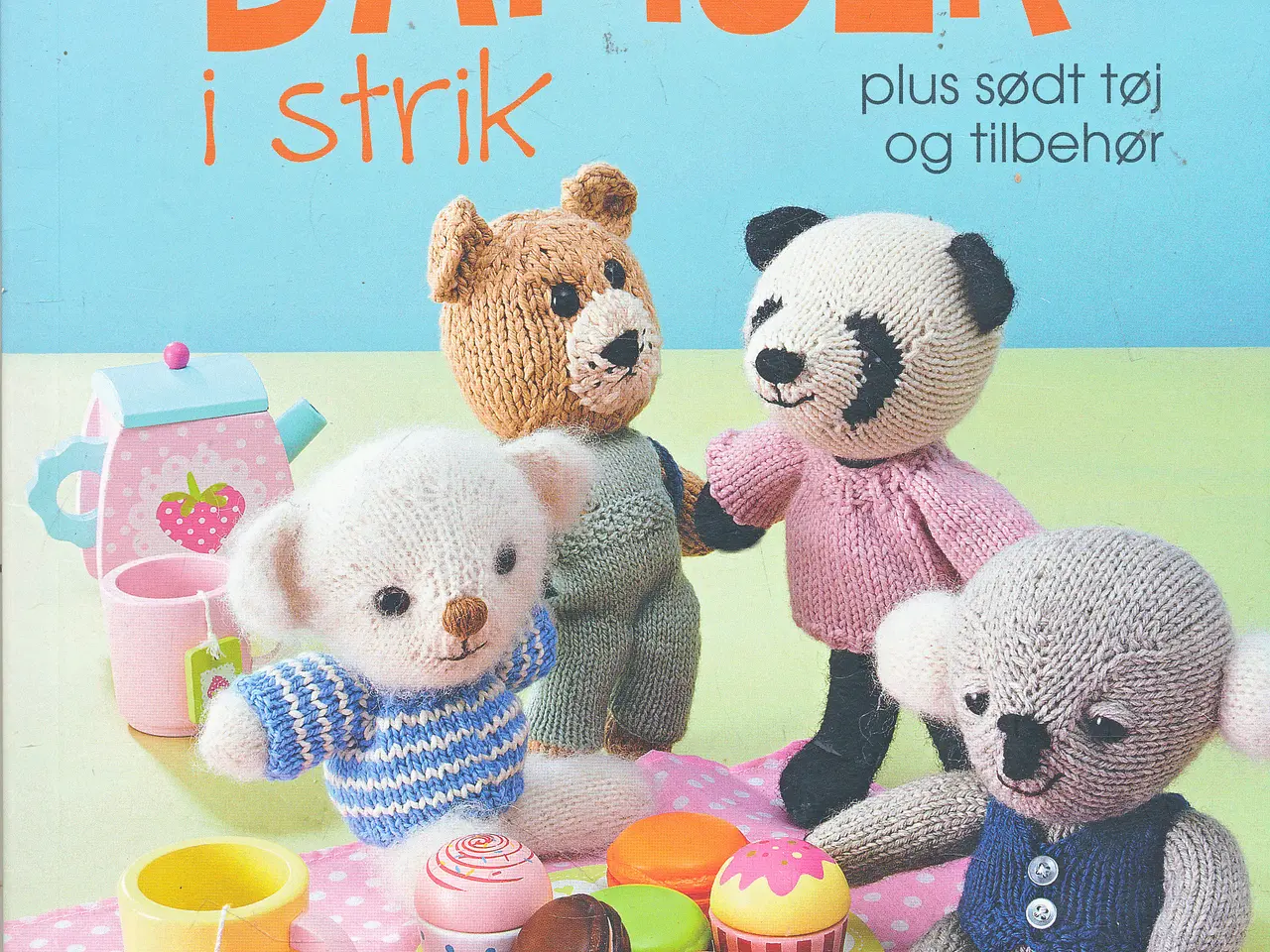 Billede 1 - TI DEJLIGE BAMSER I STRIK PLUS SØDT TØJ OG TILBEHØ