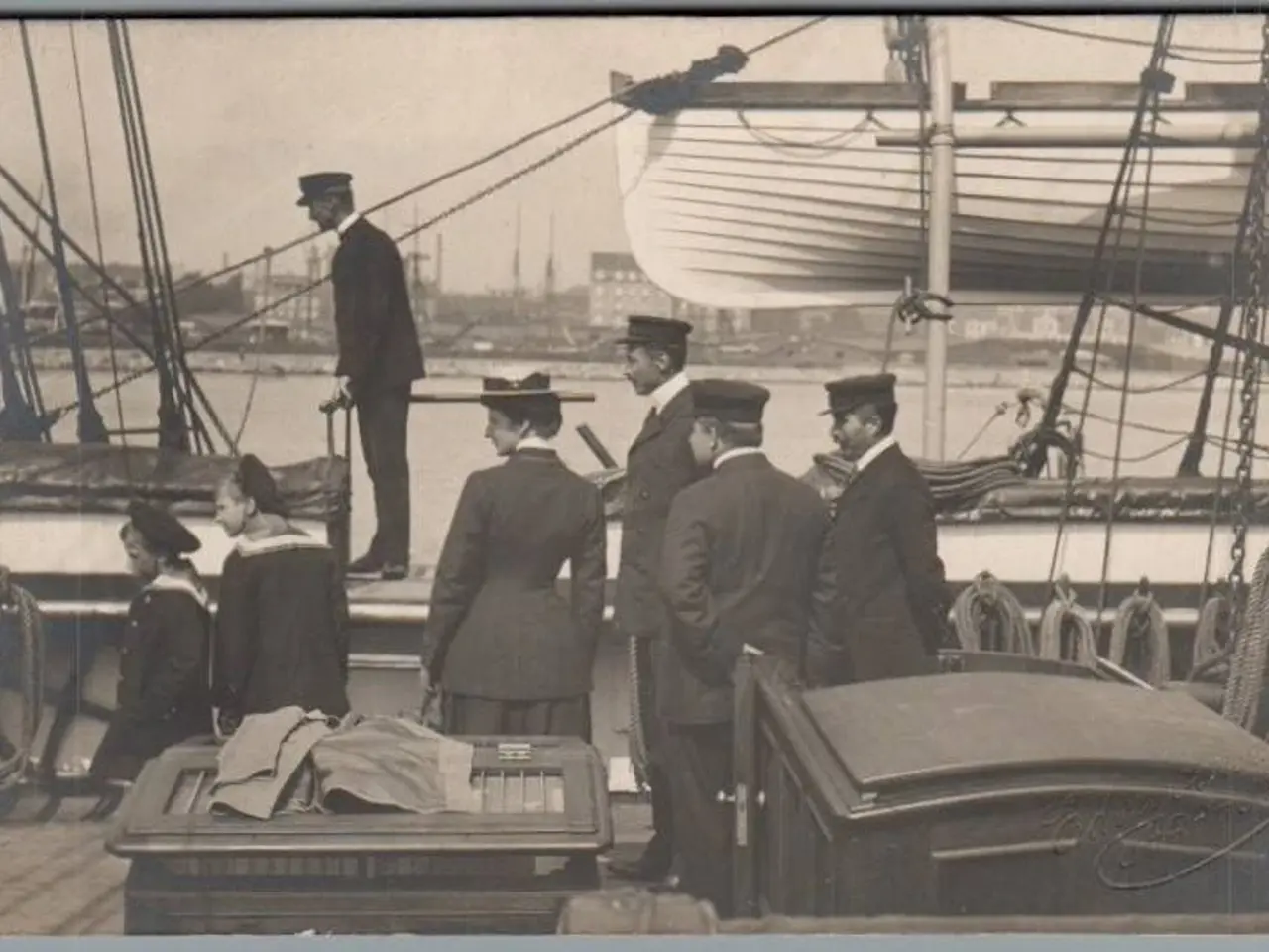 Billede 1 - Kongelige familie på besøg på Georg Stage i Aarhus 1922 - 8 Kort - Sælges samlet - E. Monsrud