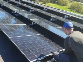 Opsætning af solpaneler på tag