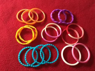 Diverse armbånd i farverig plast